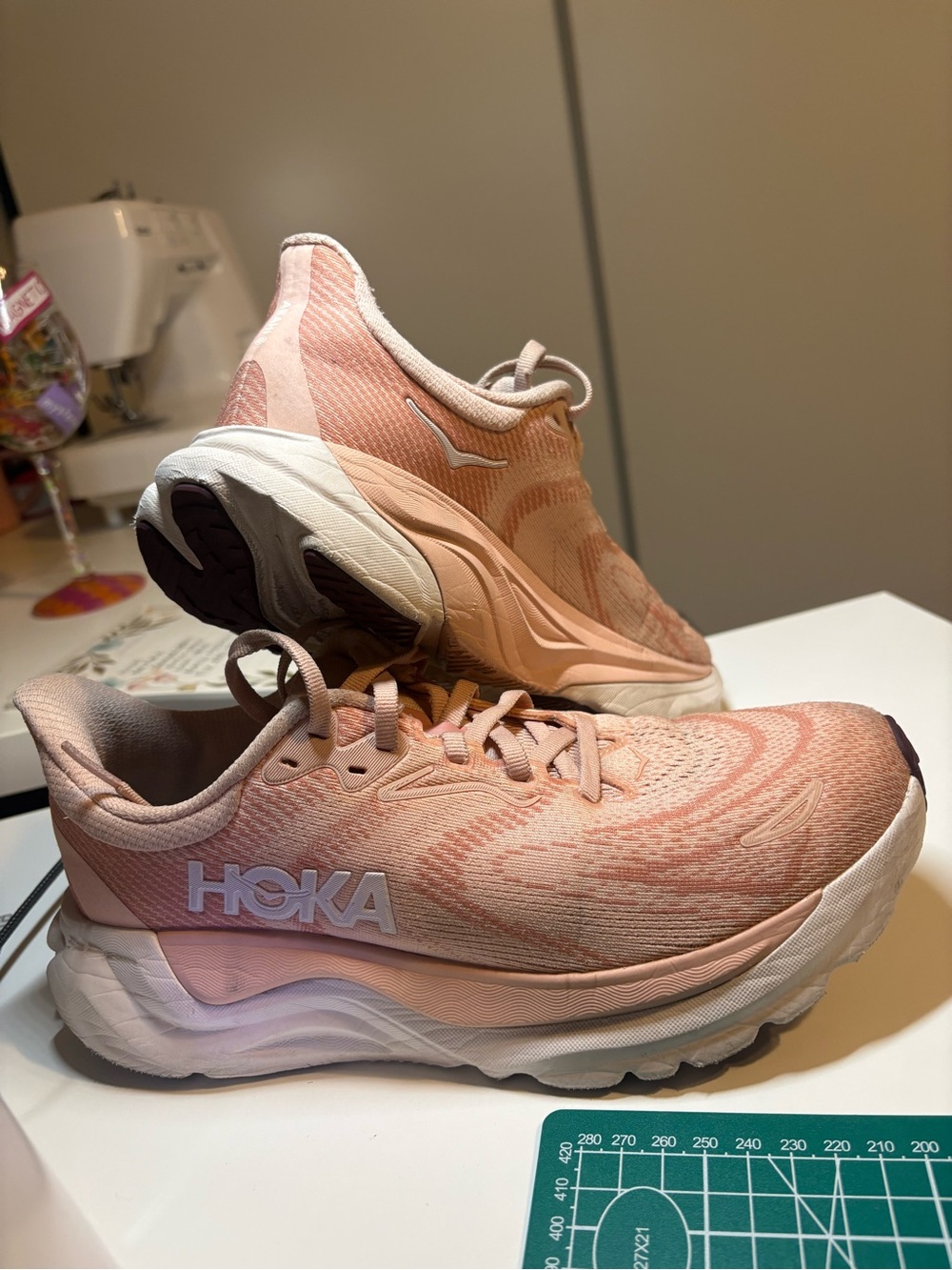 HOKA Pink Arahi 8 Running Shoe in Blush/Rose Latte